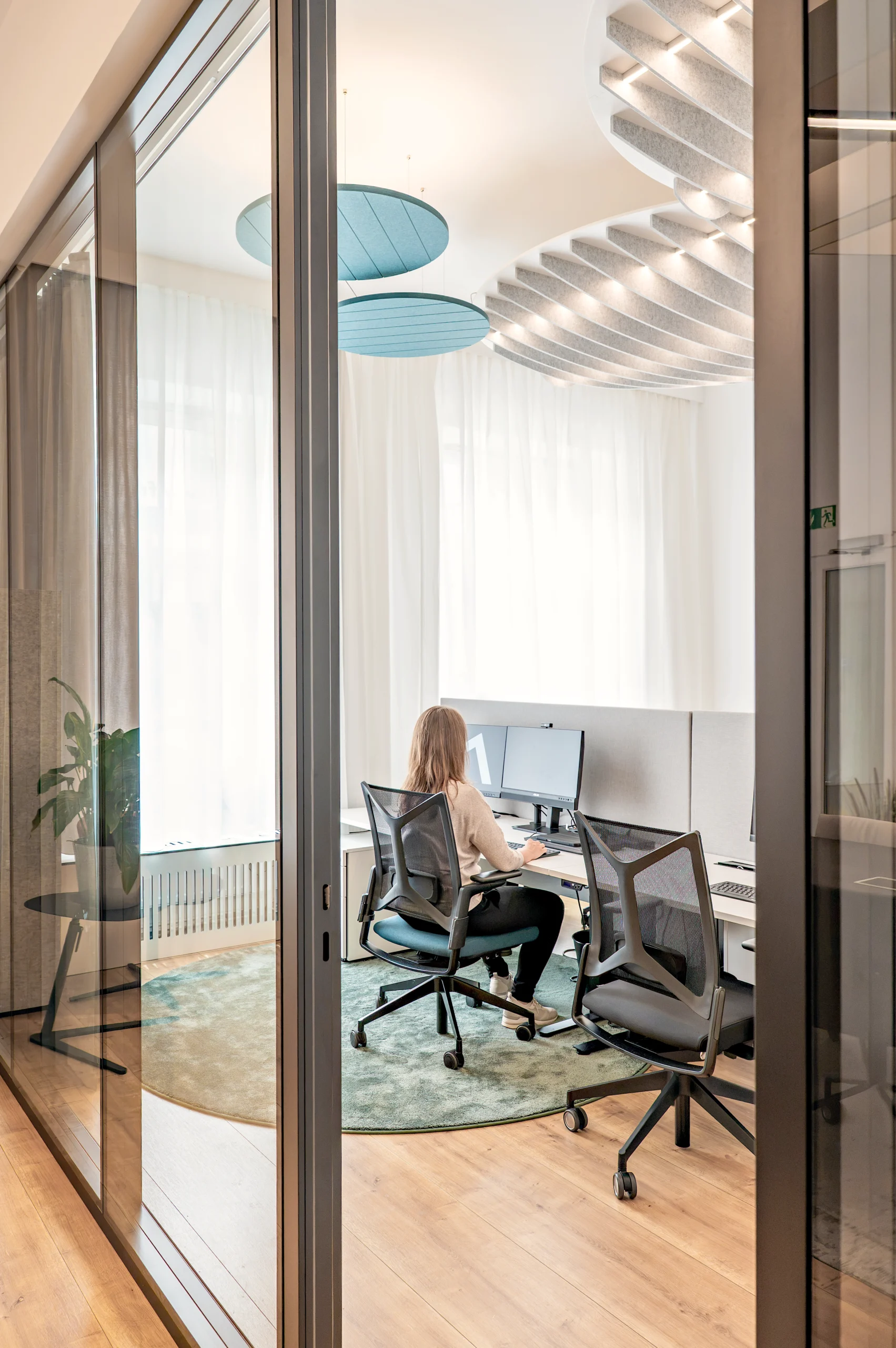 Konzentriertes Arbeiten unter Akustik-Deckensegeln und Baffeln, Vorhang als Absorber – Raumakustik von ELIAS raumdesign